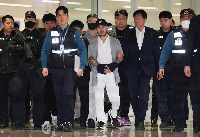 필리핀에서 한인 3명을 살해하고 탈옥, 국내 마약 유통 등을 일삼으며 '마약왕'으로 불리던 박왕열이 3월25일 인천국제공항을 통해 국내로 송환되고 있다. ⓒ 연합뉴스