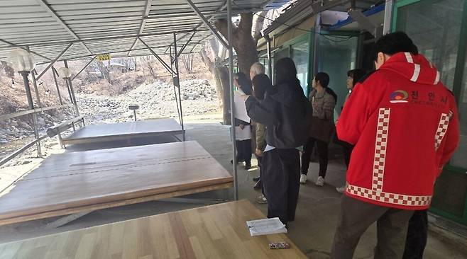 천안시 합동단속반이 24일 지역 하천 계곡을 돌며 불법 점용행위에 대한 집중단속을 하고있다. ⓒ천안시 제공