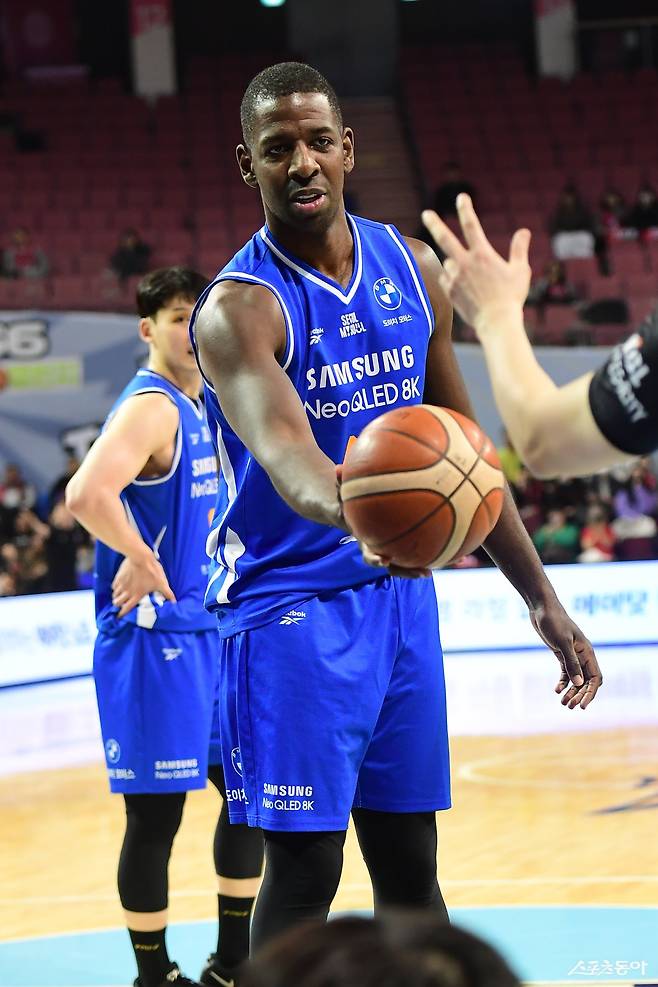 서울 삼성은 최근 외국인 선수 앤드류 니콜슨과의 계약을 조기에 종료하기로 합의했다. 니콜슨은 곧바로 팀을 떠났다. 사진제공｜KBL