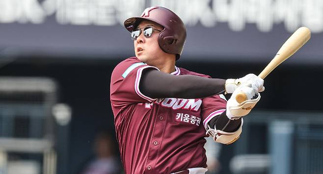 키움 안치홍이 24일 잠실에서 열린 시범경기 LG전 1회초 2점 홈런을 때리고 있다. 키움 히어로즈 제공