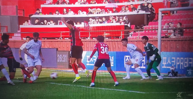 포항 전민광(왼쪽)이 킥을 한 뒤 부천 패트릭 발목을 밟고 있다. 공은 골문으로 항하고 있지만 골라인을 넘지 않았다. 쿠팡 플레이 중계 화면 캡처