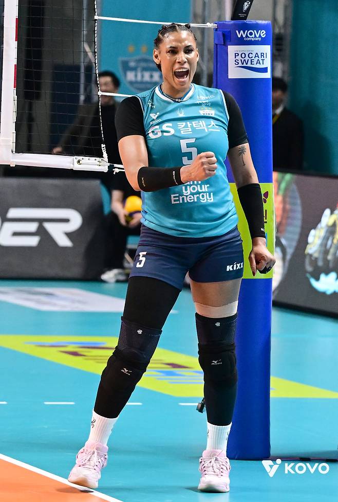 GS칼텍스 실바가 24일 흥국생명전에서 승리한 뒤 기뻐하고 있다. KOVO 제공