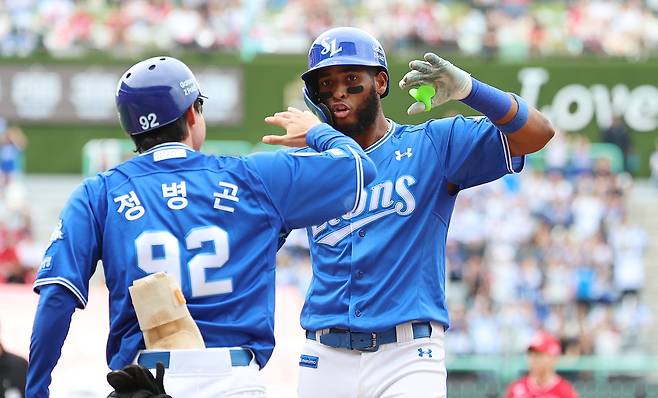 11일 인천 SSG랜더스필드에서 열린 2025 프로야구 KBO리그 포스트시즌 준플레이오프 2차전 삼성 라이온즈와 SSG 랜더스의 경기. 4회초 1사 2,3루 상황에서 동점 2타점 적시타를 치고 기뻐하고 있다. 2025.10.11 연합뉴스