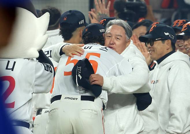 24일 대전한화생명볼파크에서 열린 2025 프로야구 KBO리그 포스트시즌 플레이오프 5차전 삼성 라이온즈와 한화 이글스의 경기에서 승리한 김경문 감독이 와이스를 안아주고 있다. 2025.10.24 연합뉴스