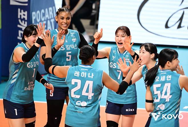 ▲ GS칼텍스 선수들이 하이파이브를 나누고 있다. ⓒKOVO