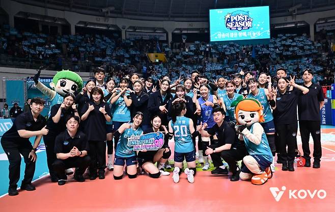 ▲ GS칼텍스 선수들이 준플레이오프에서 흥국생명을 3-1로 누르고 기념촬영에 나섰다. ⓒKOVO