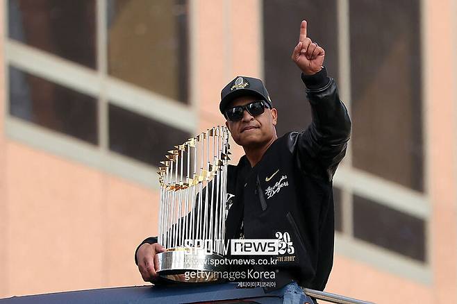 ▲ LA 다저스 우승 퍼레이드에서 데이브 로버츠 감독.