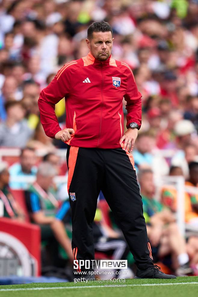 ▲ 피에르 사즈 랑스 감독은 지난 21일 앙제와 27라운드 홈 경기(5-1 승)를 승리로 마치고 나선 기자회견에서 “더 많은 휴식이 경기력에 도움이 된다는 점은 십분 이해한다. 다만 남은 날짜가 단 한 번뿐인 우리 입장에선 그들 요청을 받아들일 이유가 없다”고 힘줘 말했다. 사즈 감독은 PSG 요구가 일정상 랑스에 대단히 불합리하다 강조하며 반대 입장을 분명히 했다.