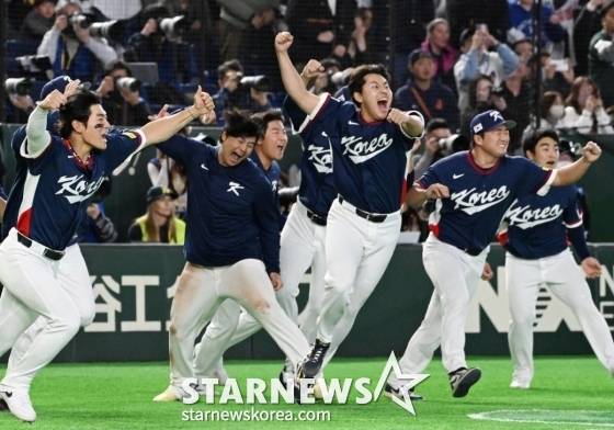 극적 8강 진출 확정 후 기뻐하는 한국 대표팀 선수들. /로이터=뉴스1