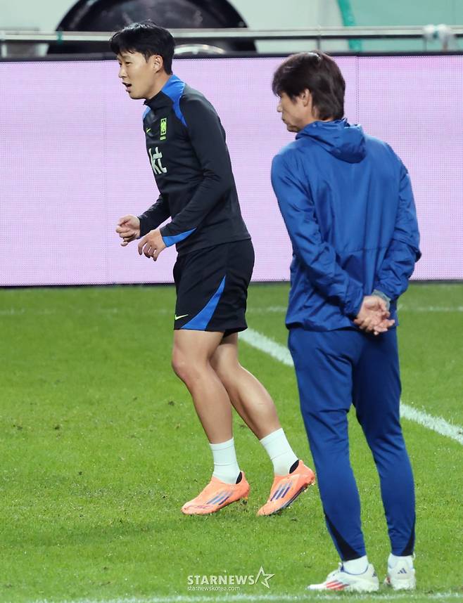 손흥민의 대표팀 훈련을 지켜보고 있는 홍명보 감독. /사진=김진경 대기자