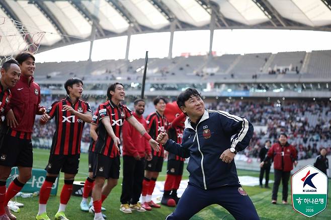 FC서울 팬들과 함께 승리 세리머니를 하고 있는 김기동 감독. /사진=한국프로축구연맹 제공