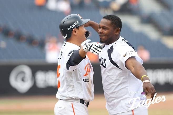 한화 이글스 김태연이 24일 대전 한화생명 볼파크에서 열린 2026 KBO 시범경기 최종전에서 NC 다이노스를 상대로 9회말 2아웃에 결승 역전 끝내기 2점 홈런을 기록했다. 사진 한화 이글스