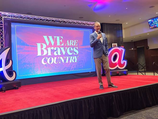 올해 계획 밝히는 애틀랜타 브레이브스 회장 (애틀랜타=연합뉴스) 이종원 통신원 = 미국 프로야구 메이저리그(MLB) 애틀랜타 브레이브스가 24일(현지시간) 김하성 인형을 공개하며 '한글 마케팅'에 나섰다. 데렉 실러 구단 회장이 홈구장인 조지아주 애틀랜타 트루이스트 파크에서 시즌 개막을 앞두고 인사말하고 있다. 2026. 3. 24. higher2501@yna.co.kr