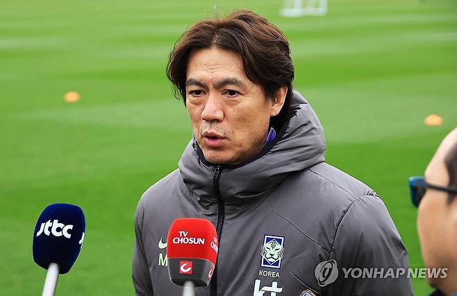 인터뷰하는 홍명보 감독 (밀턴킨스[영국]=연합뉴스) 최재구 기자 = 코트디부아르전을 앞둔 한국 축구 국가대표팀의 홍명보 감독이 24일(현지시간) 영국 런던 북서쪽 밀턴킨스에서 팀훈련에 앞서 취재진과 인터뷰하고 있다. 2026.3.25 jjaeck9@yna.co.kr