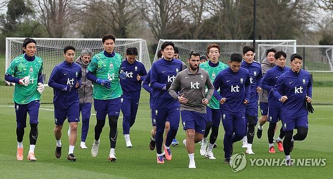 훈련하는 한국 축구 국가대표팀 (밀턴킨스[영국]=연합뉴스) 최재구 기자 = 코트디부아르전을 앞둔 한국 축구 국가대표팀 선수들이 24일(현지시간) 영국 런던 북서쪽 밀턴킨스에서 훈련하고 있다. 2026.3.25 jjaeck9@yna.co.kr