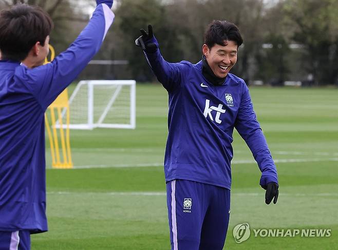 밝게 웃으며 훈련하는 손흥민 (밀턴킨스[영국]=연합뉴스) 최재구 기자 = 코트디부아르전을 앞둔 한국 축구 국가대표팀의 손흥민이 팀 동료들과 24일(현지시간) 영국 런던 북서쪽 밀턴킨스에서 훈련하고 있다. 2026.3.25 jjaeck9@yna.co.kr