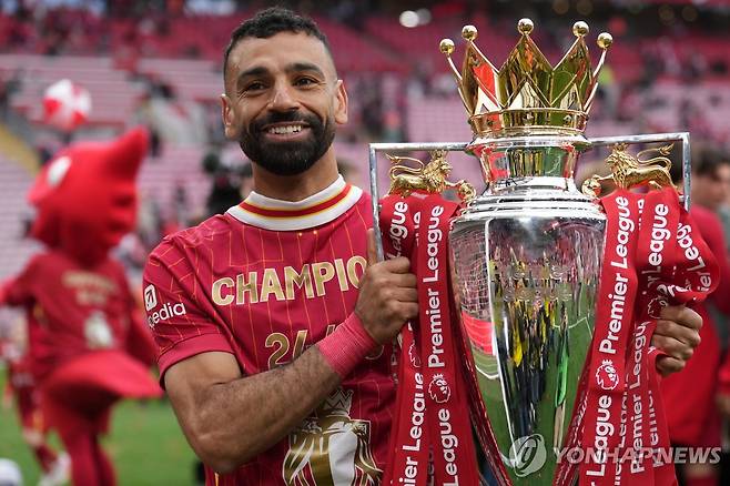리버풀에서 프리미어리그 우승 트로피를 들어 올리던 살라흐. [AP=연합뉴스 자료사진]