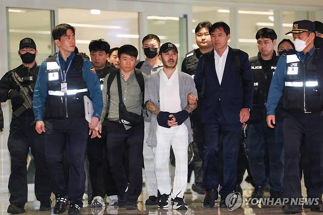 '필리핀 마약왕' 박왕열 송환 (영종도=연합뉴스) 신준희 기자 = 필리핀에서 교민 3명 살해, 탈옥, 국내 마약 유통 등을 일삼으며 '마약왕'으로 불리던 박왕열씨가 25일 인천국제공항을 통해 국내로 송환되고 있다. 2026.3.25 hama@yna.co.kr