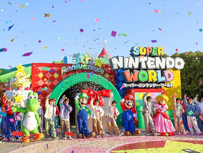 유니버설스튜디오재팬(USJ)의 '슈퍼 닌텐도 월드' 오픈 5주년 기념행사. 아이돌그룹 '나니와단시'가 특별 출연했다. [사진/권혁창 기자]