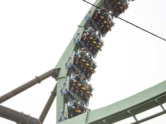 최고 스릴의 어트랙션 '더 플라잉 다이너소어' [사진/권혁창 기자]