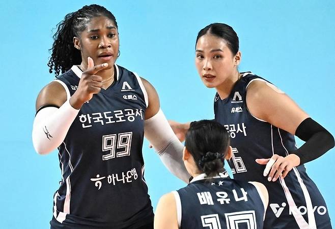 한국도로공사의 모마(왼쪽)와 타나차(오른쪽) [한국배구연맹 제공. 재판매 및 DB 금지]