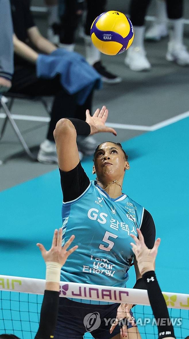 GS칼텍스 실바, 홀로 42득점 괴력 (서울=연합뉴스) 서대연 기자 = 24일 서울 중구 장충체육관에서 열린 프로배구 2025?2026 V?리그 포스트시즌 여자부 준플레이오프 GS칼텍스와 흥국생명의 경기.
GS칼텍스 지젤 실바가 공격하고 있다. 실바는 이날 경기에서 42득점에 공격 성공률 59.15%의 괴력을 뽐내며 팀의 세트 점수 3-1(19-25 25-21 25-18 25-23) 승리를 견인했다. 2026.3.24 dwise@yna.co.kr