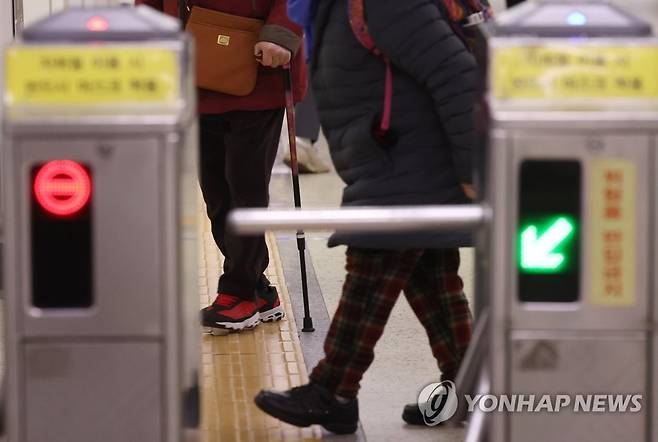 지하철 이용하는 어르신들 [연합뉴스 자료사진]