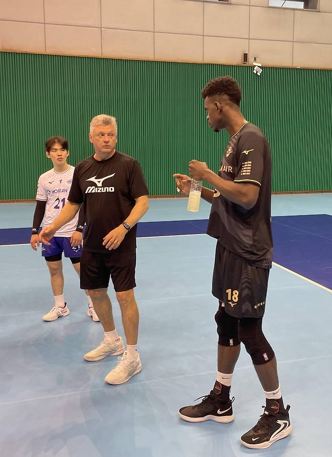 헤난 대한항공 감독(중앙)과 대화하는 마쏘(오른쪽) [대한항공 배구단 제공. 재판매.DB 금지]