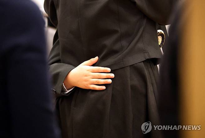 엄마 보듬은 막내아들 (대전=연합뉴스) 이주형 기자 = 25일 대전 대덕구 안전공업 화재 참사 희생자의 발인식이 엄수된 가운데, 이번 참사로 아버지를 잃은 초등학생 아들이 엄마를 안아주고 있다. 2026.3.25 coolee@yna.co.kr