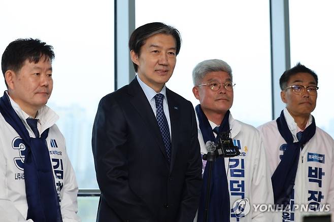 나주 찾은 조국 대표 (나주=연합뉴스) 조남수 기자 = 조국혁신당 조국 대표가 25일 전남 나주시 빛가람전망대에서 발언하고 있다. 2026.3.25 iso64@yna.co.kr