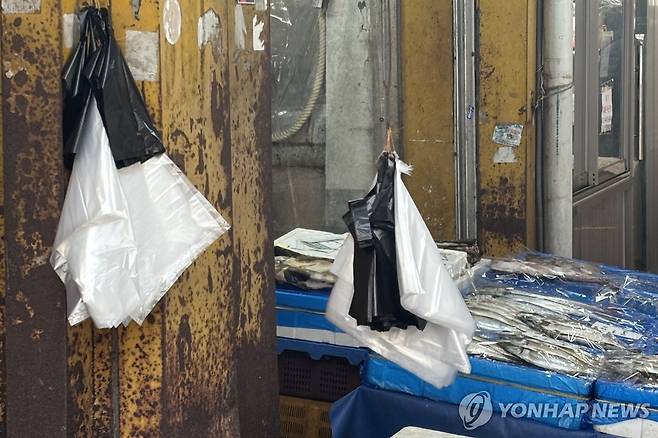 구로구 한 수산물매장에 걸려 있는 비닐봉지 (서울=연합뉴스) 이진주 인턴기자 = 지난 24일 서울 구로구 한 수산물 매장에서 사용하는 비닐봉지. 2026.3.25