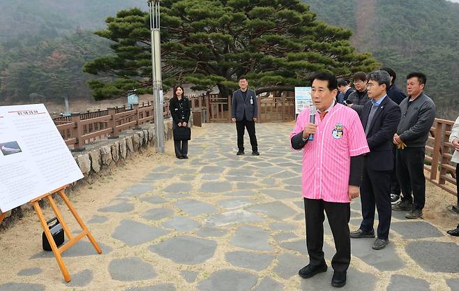 법기수원지 설명하는 나동연 양산시장 [양산시 제공. 재판매 및 DB 금지]
