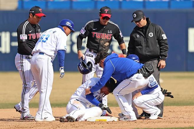 견제구에 맞아 코뼈가 부러진 삼성 이성규(가운데) [삼성 라이온즈 제공. 재배포 및 DB 금지]