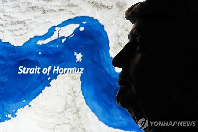 호르무즈 해협과 트럼프 대통령 일러스트레이션 [로이터=연합뉴스. 재판매 및 DB 금지]