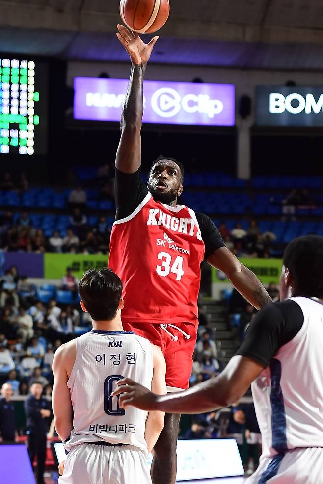 리바운드 잡아내는 자밀 워니 [KBL 제공. 재판매 및 DB 금지]