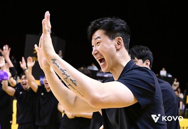 기뻐하는 박철우 우리카드 감독대행 [한국배구연맹 제공. 재배포 및 DB 금지]