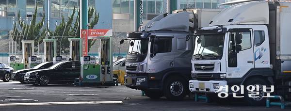 원료 수급 차질로 인한 생산 지연뿐 아니라 환율이 1천500원선을 넘어서면서 수출 기업들의 금융비용과 물류비용 부담도 커진 것으로 파악하고 있다 사진은 인천시내 한 주유소 2026.3.26 /조재현기자 jhc@kyeongin.com