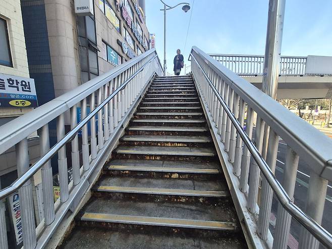 ▲ 26일 찾은 인천 부평구 십정동 신촌보도육교. 계단 곳곳에 녹이 슬었다.