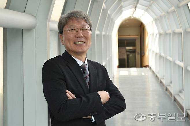 서명규 경기도교육청특수교육원장이 중부일보와 인터뷰를 진행하고 있다. 이성관 기자