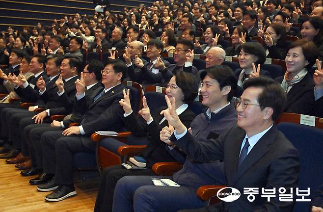 26일 오후 화성시 효행구 수원대학교 벨칸토아트센터에서 열린 '제22회 경기도 사회복지사대회'에서 제9회 전국동시지방선거 더불어민주당 경기도지사 경선 후보들이 기념촬영을 하고 있다. 왼쪽부터 추미애, 한준호, 김동연 후보. 김경민기자