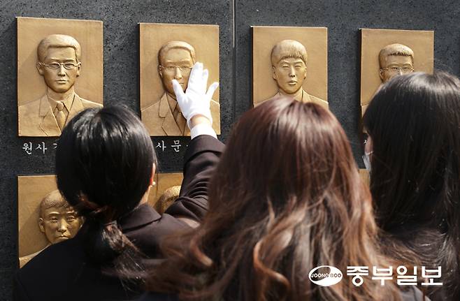 26일 오전 평택시 해군2함대에서 열린 '제16주기 천안함 46용사 추모식'에서 천안함 유가족이 추모비를 어루만지고 있다. 김경민기자