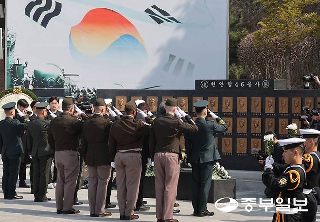 26일 오전 평택시 해군 제2함대 사령부에서 열린 '제16주기 천안함 46용사 추모식'에서 참석자들이 헌화 후 경례하고 있다. 김경민기자