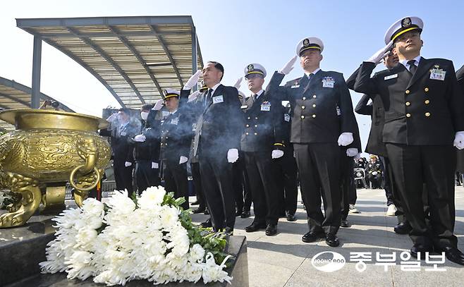26일 오전 평택시 해군2함대에서 열린 '제16주기 천안함 46용사 추모식'에서 최원일 전 천안함 함장과 생존 장병들이 46용사를 향해 헌화후 경례를 하고 있다. 김경민기자