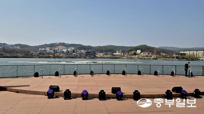 개장식(오후 7시)을 5시간 앞둔 26일 오후 2시 칠곡호수공원 데크쉼터에서 바라본 전경. 조미림 기자