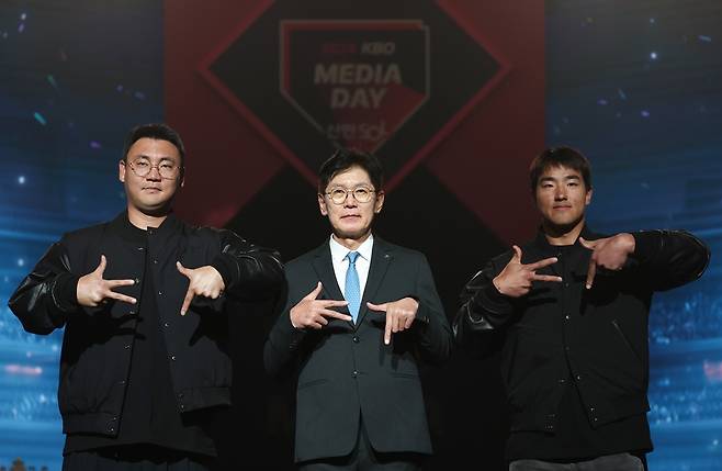 프로야구 kt위즈의 장성우, 이강철 감독, 안현민(사진 왼쪽부터)이 26일 서울시 송파구 롯데호텔 월드에서 열린 2026 신한 SOL KBO 미디어데이에 등장해 기념사진을 찍고 있다.