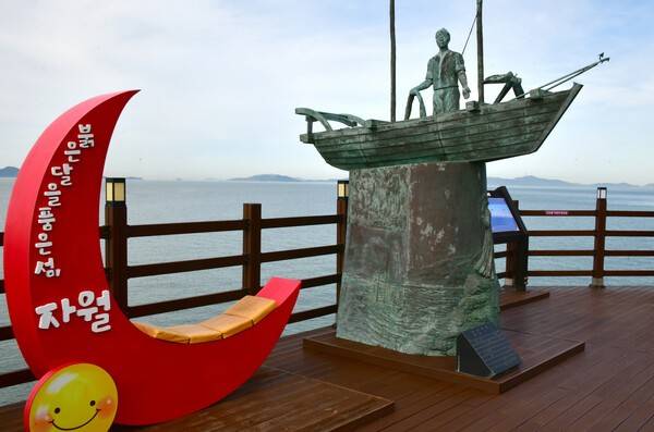 열녀 전설이 내려오는 부사암의 어부상 전망대.