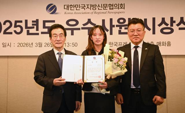 대신협 정기총회가 열린 26일 한국프레스센터 매화홀에서 회원사 우수사원들이 대신협의회상을 수상하고 있다. (왼쪽부터) 김중석 대신협 회장(강원도민일보), 충청투데이 윤지수 팀장, 충청투데이 홍경선 사장. 사진= 대신협 제공