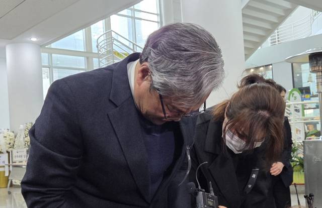 손주환 안전공업 대표(왼)와 회사 상무인 그의 딸(오)이 26일 대전시청 1층에 마련된 안전공업㈜ 화재 희생자 합동분향소를 다시 찾아 사죄하고 있다. 사진=김중곤 기자