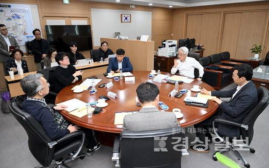 ▲ 경상일보와 울산테크노파크가 공동기획한 '울산 산업 전환의 시간' 릴레이 좌담회가 지난 24일 울산TP 원장실에서 열렸다. 김경우기자 woo@ksilbo.co.kr