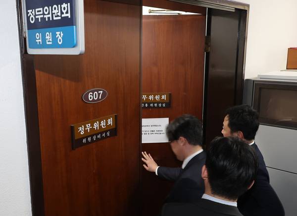 윤석열 전 대통령 관저 이전 특혜 의혹과 관련해 수사 중인 2차 종합특검팀 관계자들이 26일 압수수색 중인 국회 본청 윤한홍 국회 정무위원장 사무실로 들어가고 있다. /연합뉴스